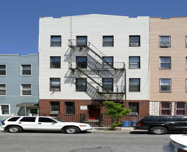 59 Ten Eyck St in Brooklyn, NY - Foto de edificio