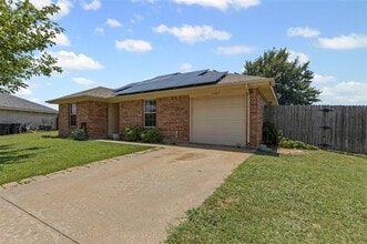1107 Lynnwood Ct in Cleburne, TX - Building Photo - Building Photo