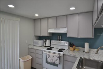 284 Woodlake Wynde in Oldsmar, FL - Building Photo - Building Photo