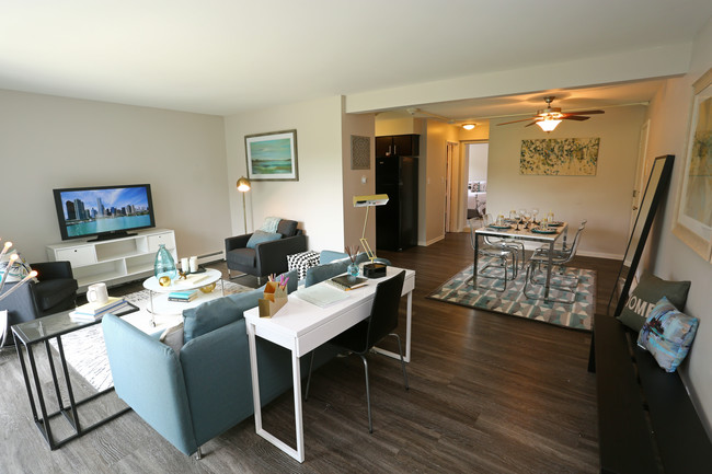 Westmont Village Apartments in Westmont, IL - Foto de edificio - Interior Photo