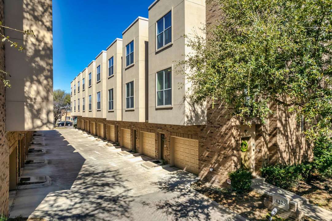 Cambridge Court Condos in Dallas, TX - Building Photo