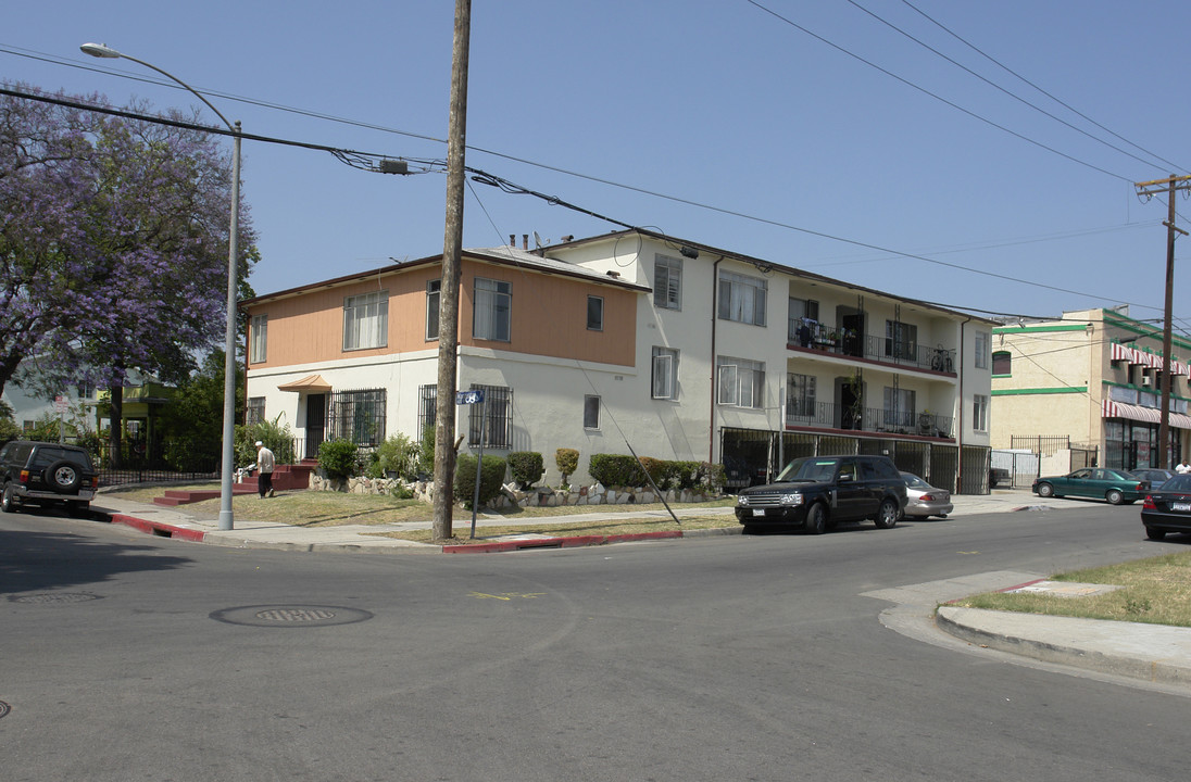 602 Manhattan Pl in Los Angeles, CA - Building Photo