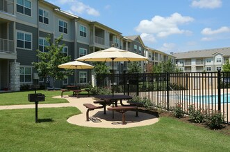 The Villages at Ben White in Austin, TX - Foto de edificio - Building Photo