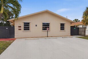 1565 W 28th St in West Palm Beach, FL - Building Photo