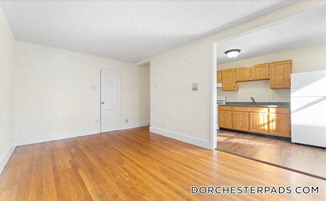 11 Victory Rd, Unit 27 in Boston, MA - Foto de edificio - Building Photo