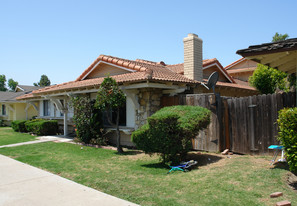 16701 Bartlett Ln in Huntington Beach, CA - Foto de edificio - Building Photo