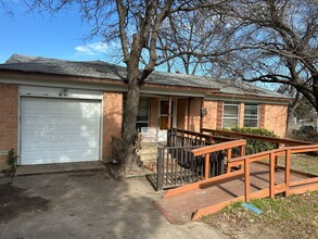 2589 Springvale Ln in Farmers Branch, TX - Foto de edificio - Building Photo