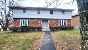 49 Delafield Dr in Colonie, NY - Building Photo