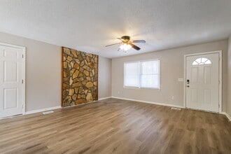 2915 Winchester Dr in Cumming, GA - Foto de edificio - Building Photo