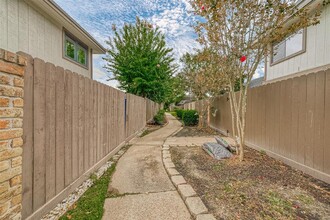 12042 Mighty Oak Dr-Unit -B in Houston, TX - Foto de edificio - Building Photo