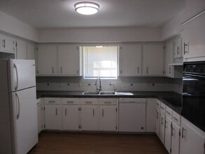 909 Broadmoor Dr in Huntsville, TX - Building Photo - Building Photo