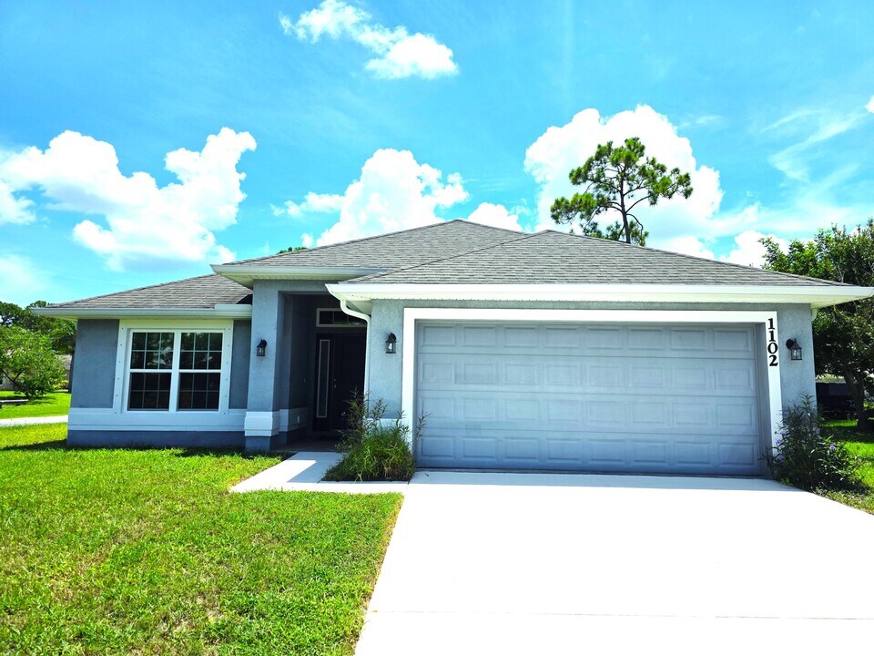 1102 Laconia St in Sebastian, FL - Building Photo