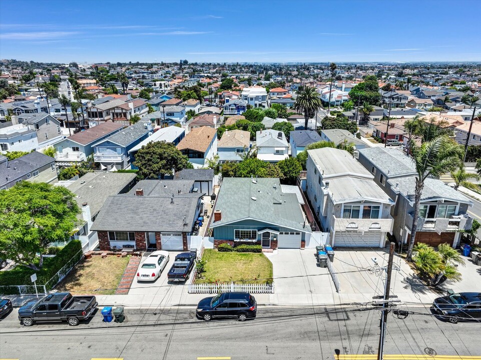 1743 Haynes Ln in Redondo Beach, CA - Building Photo