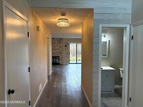 61 Lenape Trail in Tinton Falls, NJ - Foto de edificio - Building Photo