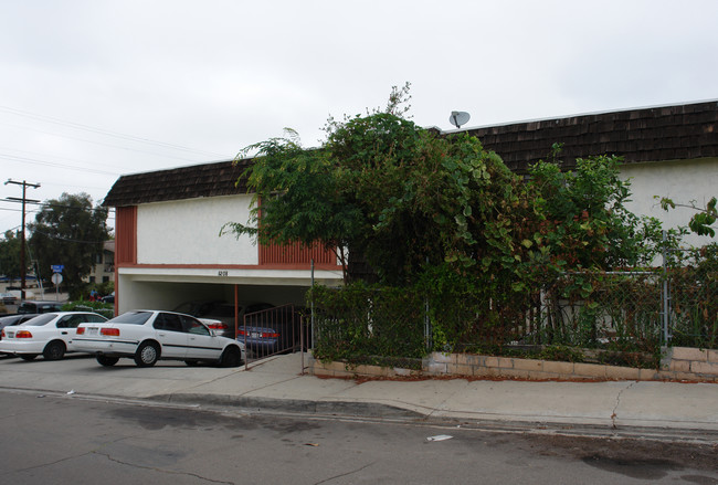 5208 Wightman St in San Diego, CA - Foto de edificio - Building Photo