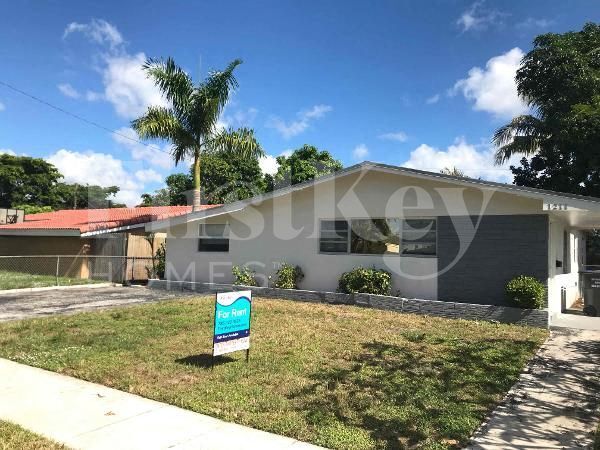 1211 N 74th Way in Hollywood, FL - Building Photo - Building Photo