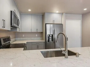 740 N Kings Rd, Unit 123 in Los Angeles, CA - Building Photo - Building Photo