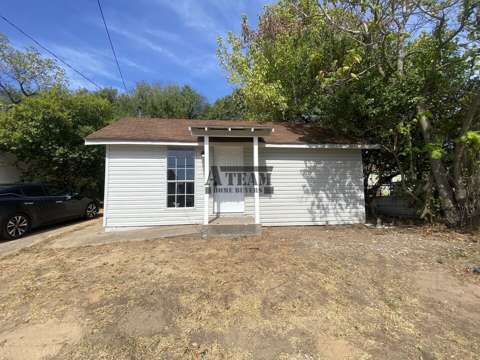 215 N Gauntt St in Athens, TX - Foto de edificio
