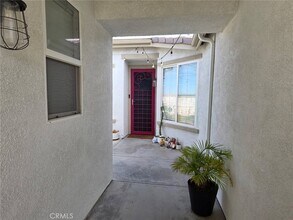 15895 Green Acres Ct in Victorville, CA - Foto de edificio - Building Photo