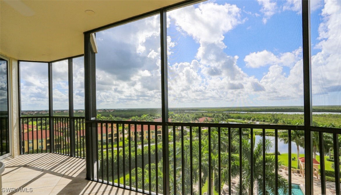 1060 Borghese Ln in Naples, FL - Building Photo