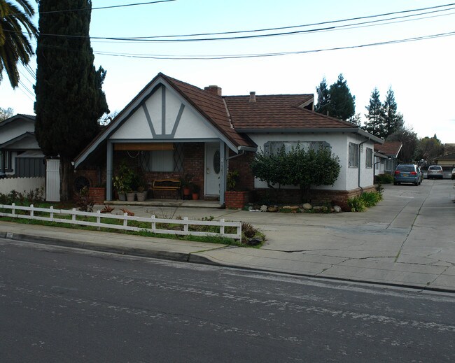 367 Easy Street in Mountain View, CA - Foto de edificio - Building Photo