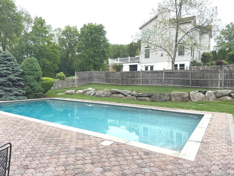 490 W Hill Rd in Stamford, CT - Building Photo