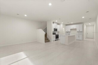 548 Southern Edge Wy in Sanford, FL - Building Photo - Building Photo