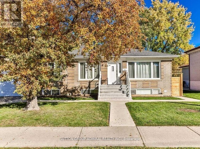 17 Dorchester Dr in Toronto, ON - Building Photo - Building Photo