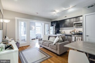 1320 Pine St in Philadelphia, PA - Building Photo