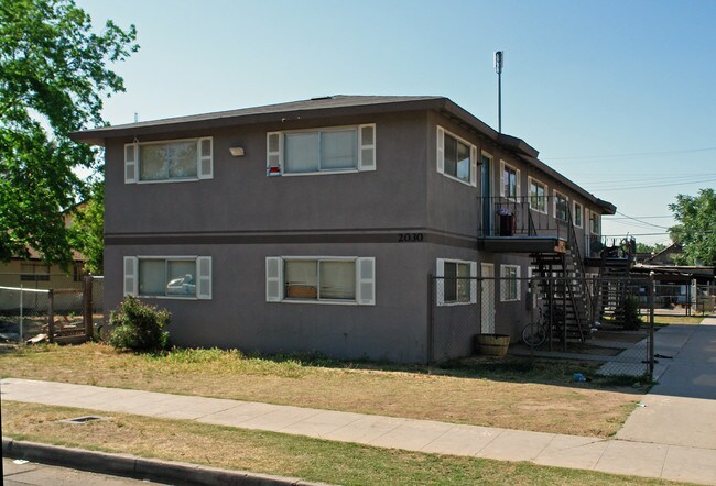 2030 E White Ave in Fresno, CA - Foto de edificio - Building Photo