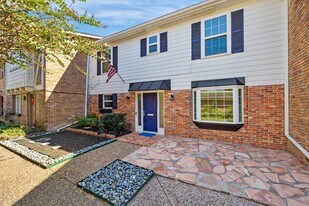 1833 Saxony Ln in Houston, TX - Building Photo