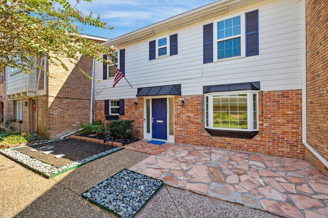 1833 Saxony Ln in Houston, TX - Building Photo