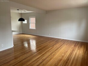 9 Damson Ln in Valley Stream, NY - Building Photo - Building Photo