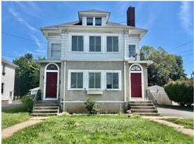 62 Quaker Ln S in West Hartford, CT - Building Photo