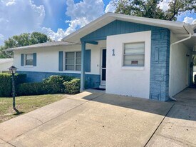 1 Scully Ct in Beverly Hills, FL - Building Photo