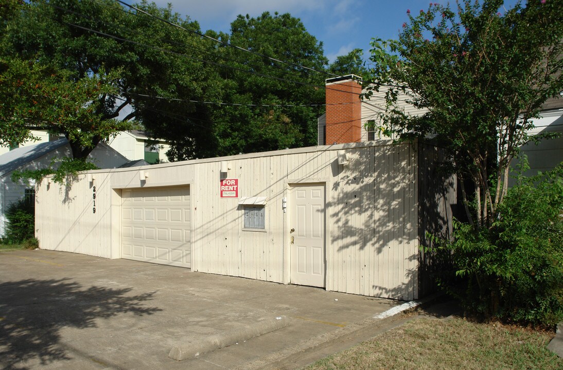 2919 Lucas Dr in Dallas, TX - Building Photo