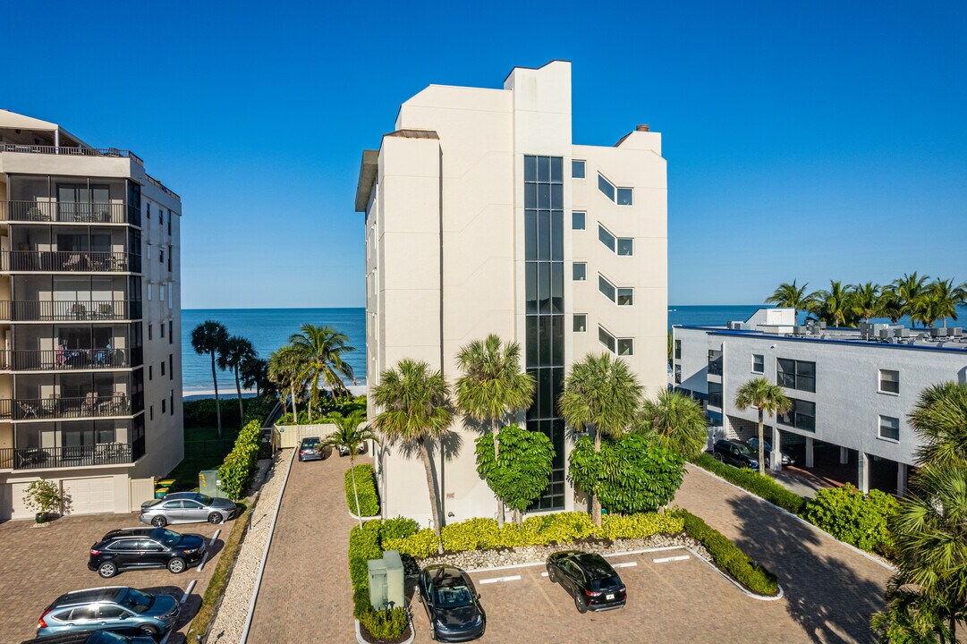 Admirality at Vanderbilt in Naples, FL - Foto de edificio