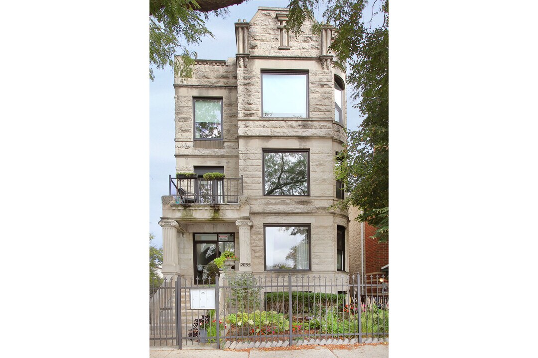 2035 N Kedzie Ave in Chicago, IL - Building Photo