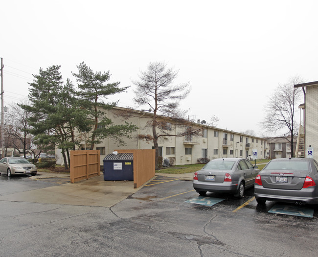 Courtland Square Condominiums in Des Plaines, IL - Building Photo - Building Photo