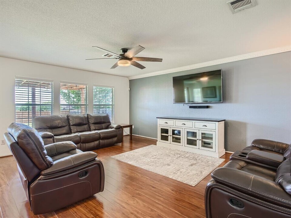 13129 Thome Valley Dr in Austin, TX - Foto de edificio
