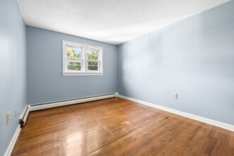 35 Deerfield Ct, Unit 30 in East Hartford, CT - Foto de edificio - Building Photo