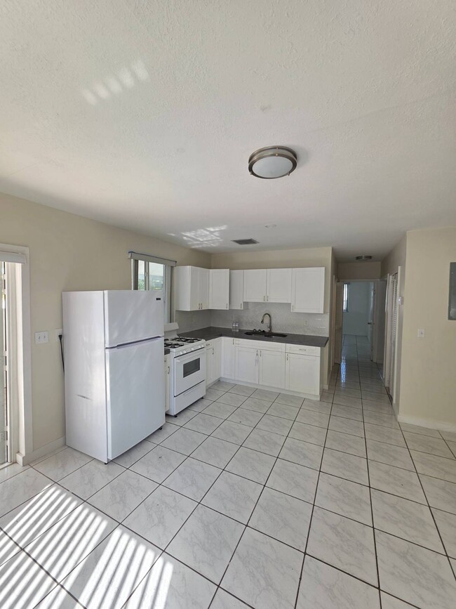 1475 W 31st St in Hialeah, FL - Building Photo - Building Photo