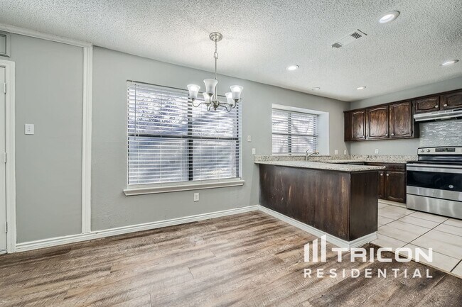 2112 Churchill Downs Dr in Arlington, TX - Building Photo - Building Photo
