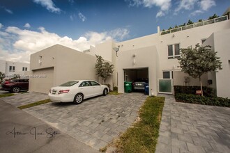 6468 NW 103rd Psge in Doral, FL - Building Photo - Building Photo