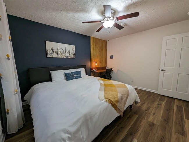 1303 Colony Dr in Marietta, GA - Foto de edificio - Building Photo