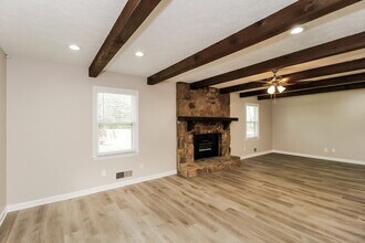 35 Pine Grove Rd in Cartersville, GA - Foto de edificio - Building Photo