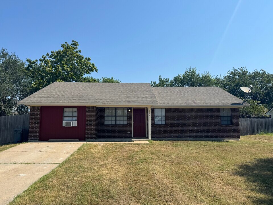 704 W Jayme St in Ltl Rvr Acad, TX - Building Photo