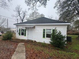 331 W College Dr in Jackson, GA - Building Photo