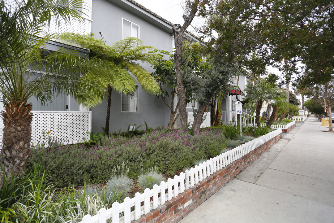 18414 Collins St in Tarzana, CA - Building Photo