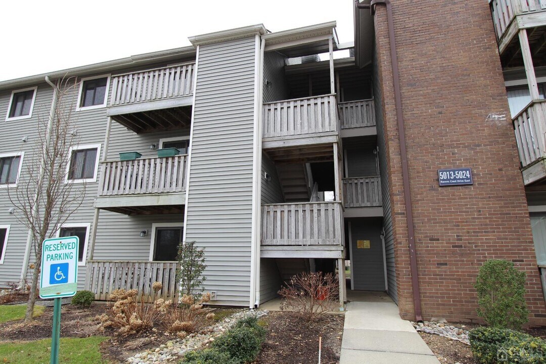 5015 Ravens Crest Dr in Plainsboro, NJ - Building Photo